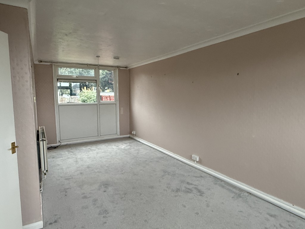 Lot: 159 - HOUSE IN NEED OF IMPROVEMENT - Dining Room in House in Need of Improvement